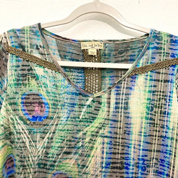 Live and Let Live Women Tunic Top Crochet Split Back 3/4 Sleeve Peacock Green 1X - Picture 3 of 11